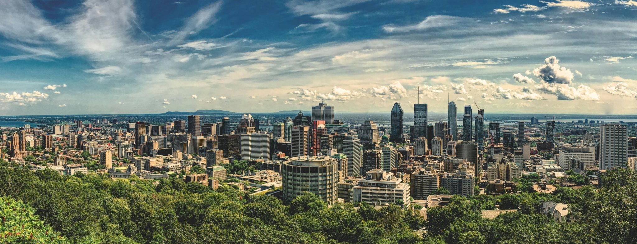 Photo du centre-ville de Montréal — tours modernes sous un ciel lumineux